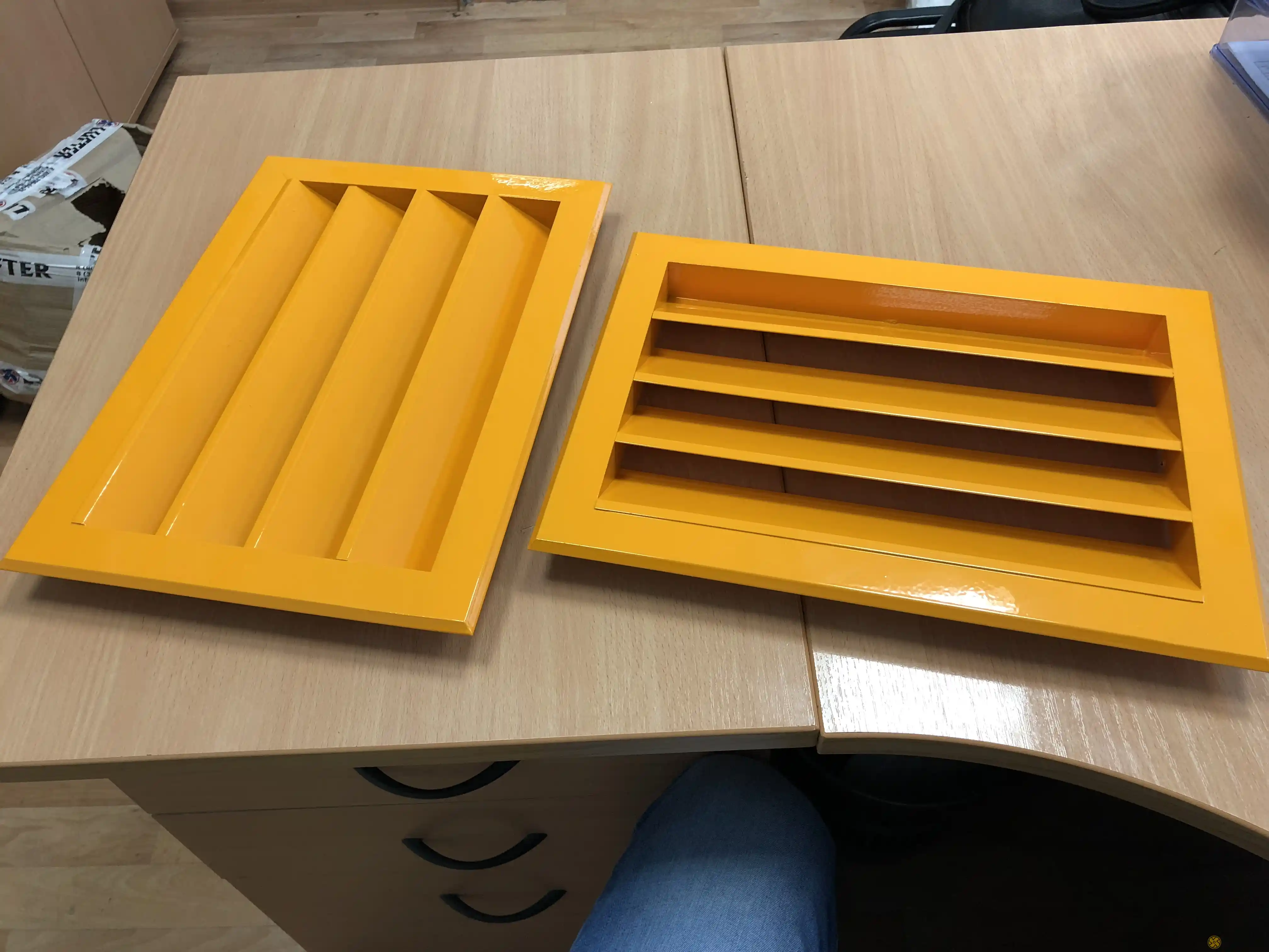 жалюзийная решетка (пэ-зфкм-7004). решетка жалюзийная вентиляционная д200. жалюзийные вентиляционные решетки. наружная решетка рэд-н,100х100,ral9016. решетка жалюзийная воздухозаборная с сеткой р50 веза.